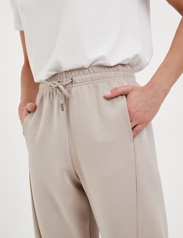 Бежевые женские спортивные брюки MASCOTTE 852-4110-2408 | ракурс 3 Бежевые женские спортивные брюки MASCOTTE 852-4110-2408 | ракурс 3