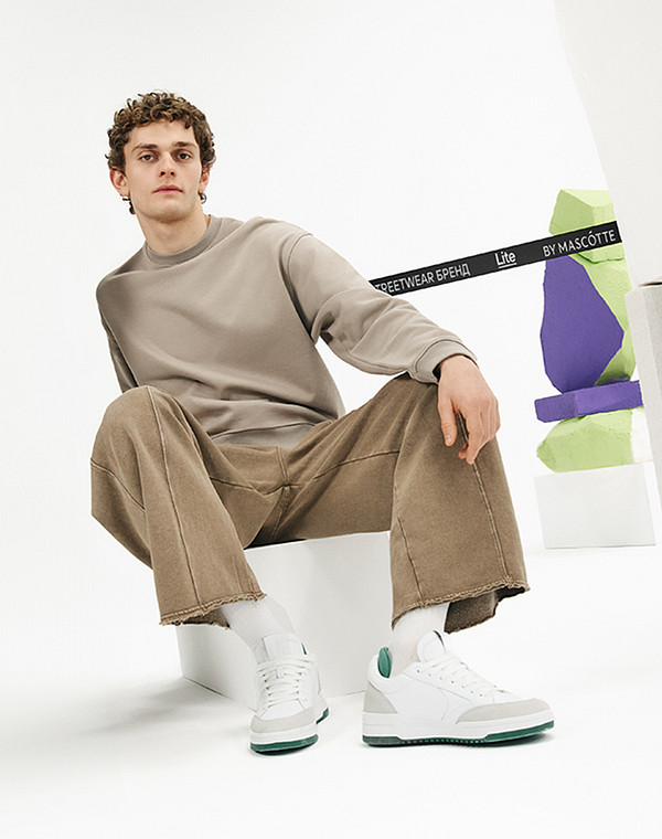 Белые мужские кроссовки 5990₽