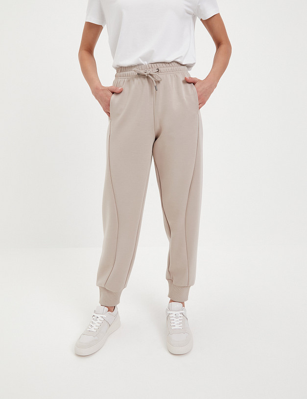 Бежевые женские спортивные брюки MASCOTTE 852-4110-2408 | ракурс 5 Бежевые женские спортивные брюки MASCOTTE 852-4110-2408 | ракурс 5