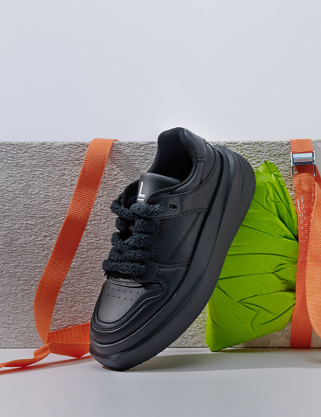 Черные женские кеды с пушистыми шнурками MASCOTTE 156-410921-0602 | ракурс 1