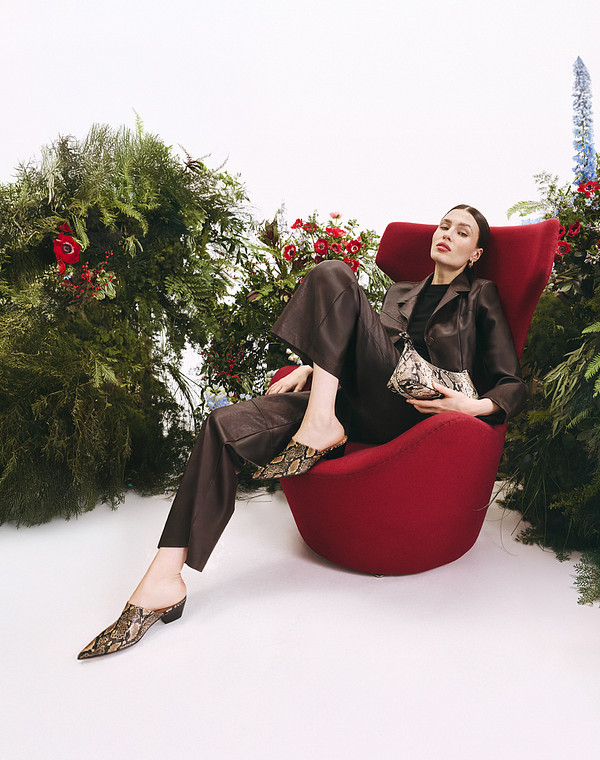 Коричневые женские сабо со змеиным принтом 5990₽