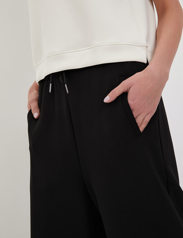 Черные женские спортивные брюки MASCOTTE 890-4108-2402 | ракурс 3 Черные женские спортивные брюки MASCOTTE 890-4108-2402 | ракурс 3
