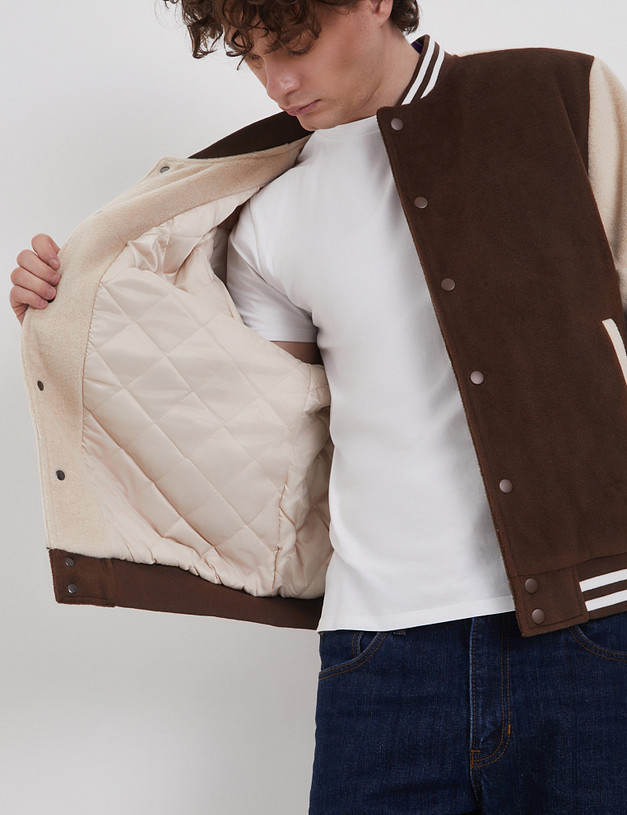 Коричневый мужской бомбер в университетском стиле MASCOTTE 834-4205-2409 | ракурс 4