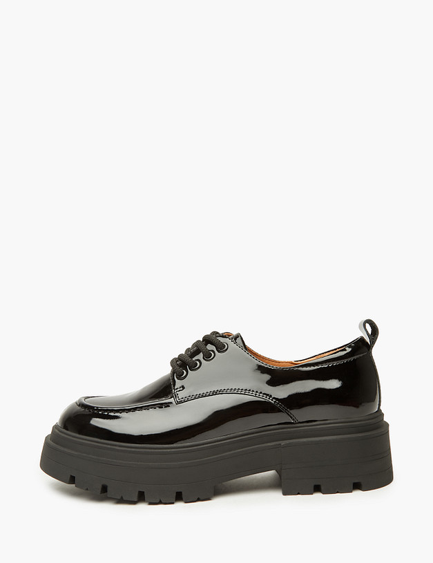 Черные женские дерби на платформе MASCOTTE 234-326612-3701M | ракурс 2 Черные женские дерби на платформе MASCOTTE 234-326612-3701M | ракурс 2