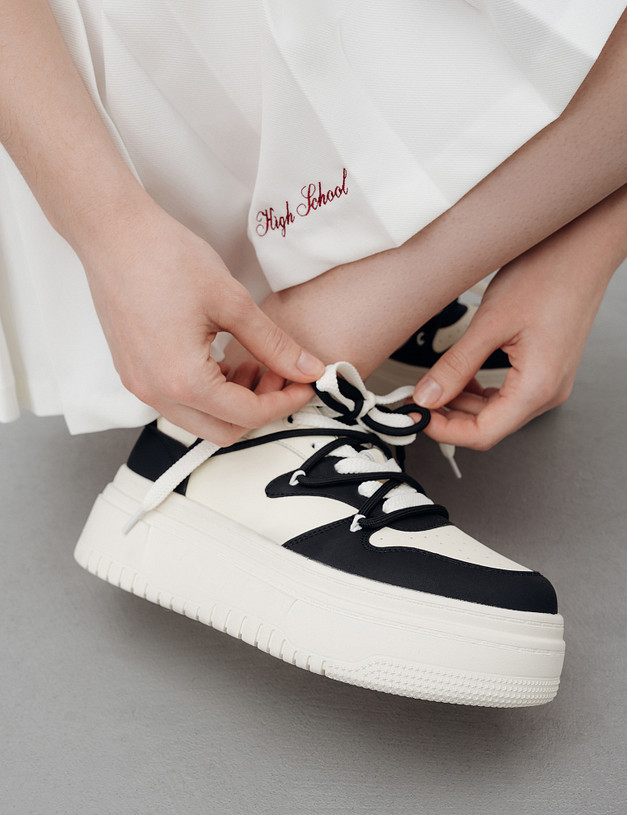 Молочные женские кеды с черными вставками MASCOTTE 234-416921-0602 | ракурс 1