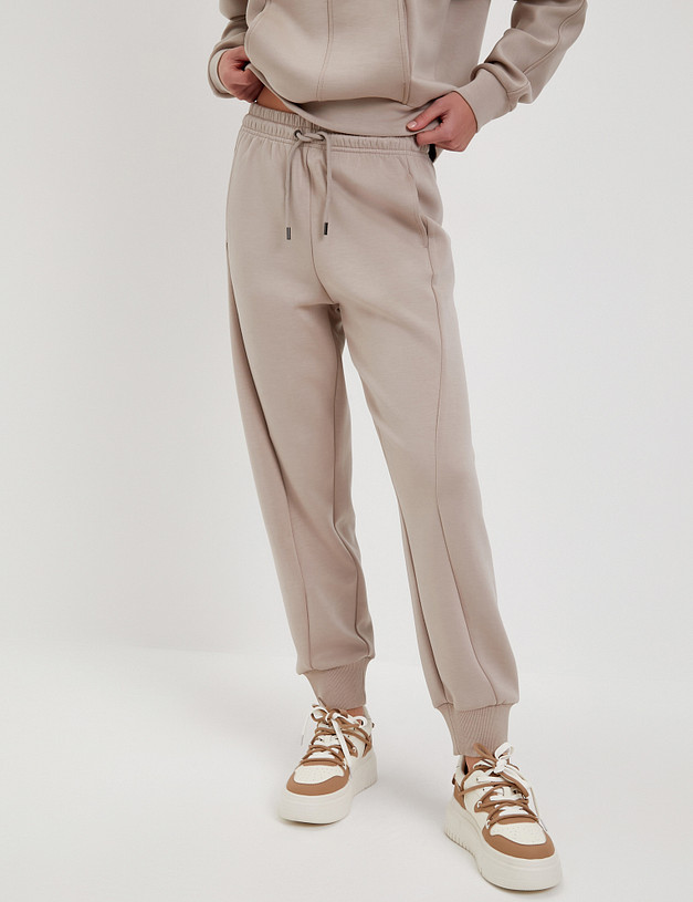 Бежевые женские спортивные брюки MASCOTTE 852-4110-2408 | ракурс 2 Бежевые женские спортивные брюки MASCOTTE 852-4110-2408 | ракурс 2