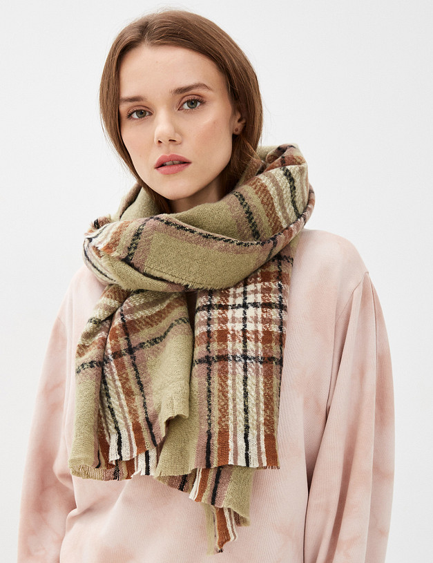 Зеленый объемный женский шарф MASCOTTE 730-1211-7504 | ракурс 3 Зеленый объемный женский шарф MASCOTTE 730-1211-7504 | ракурс 3