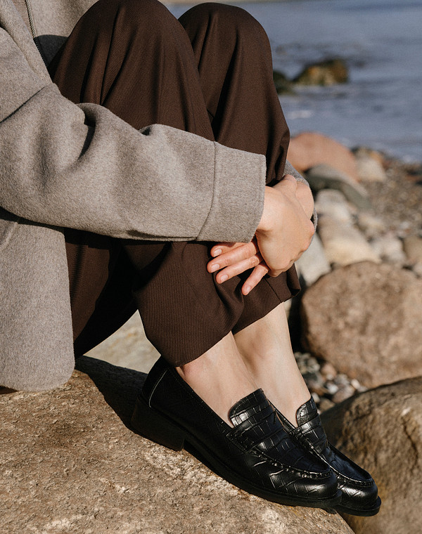 Черные женские лоферы с тиснением