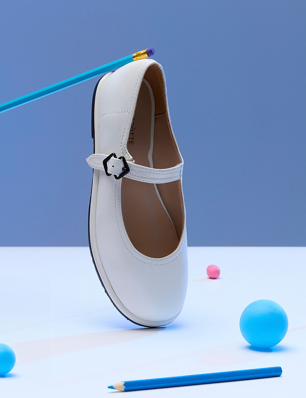 Молочные балетки для девочек с ремешком MASCOTTE 126-412013-0601 | ракурс 1 Молочные балетки для девочек с ремешком MASCOTTE 126-412013-0601 | ракурс 1