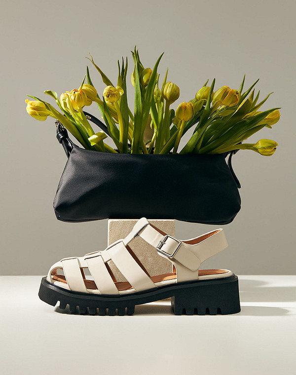 Молочные женские сандалии 2990₽