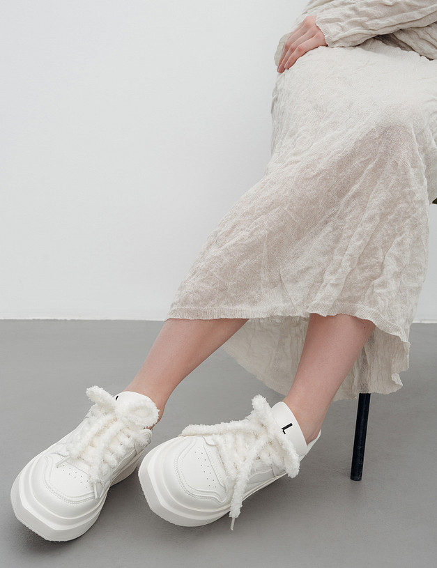Белые женские кеды с пушистыми шнурками MASCOTTE 156-410921-0601 | ракурс 1