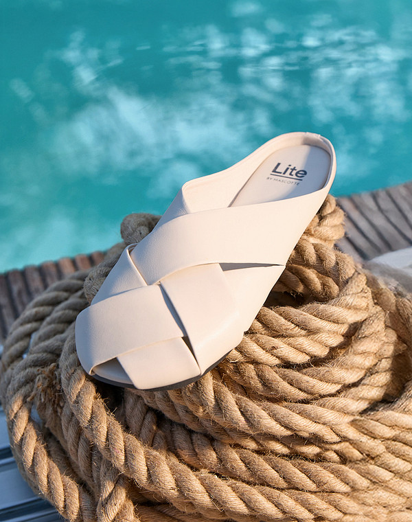 Молочные женские сабо 3990₽