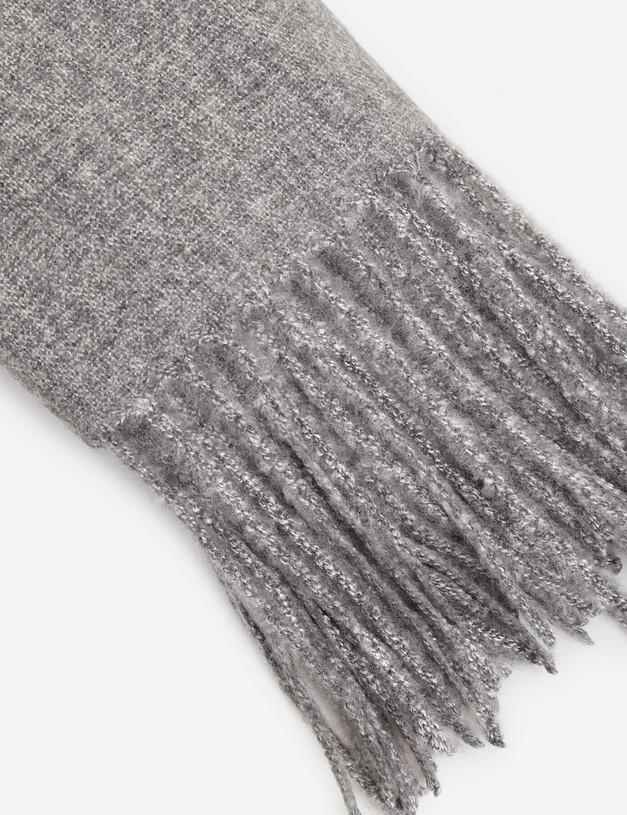 Серый женский шарф MASCOTTE 766-0203-7510 | ракурс 2 Серый женский шарф MASCOTTE 766-0203-7510 | ракурс 2