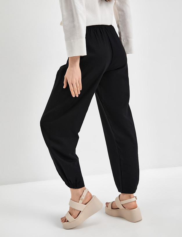 Женские льняные брюки-джоггеры черного цвета MASCOTTE 790-3118-2702 | ракурс 1 Женские льняные брюки-джоггеры черного цвета MASCOTTE 790-3118-2702 | ракурс 1