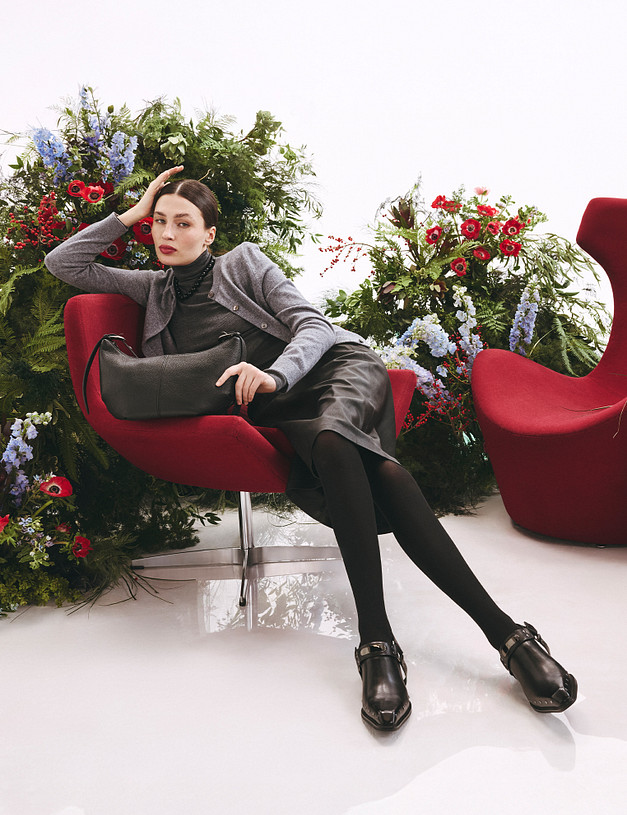 Черные женские сабо с заклепками  MASCOTTE 58-513911-0102 | ракурс 1 Черные женские сабо с заклепками  MASCOTTE 58-513911-0102 | ракурс 1