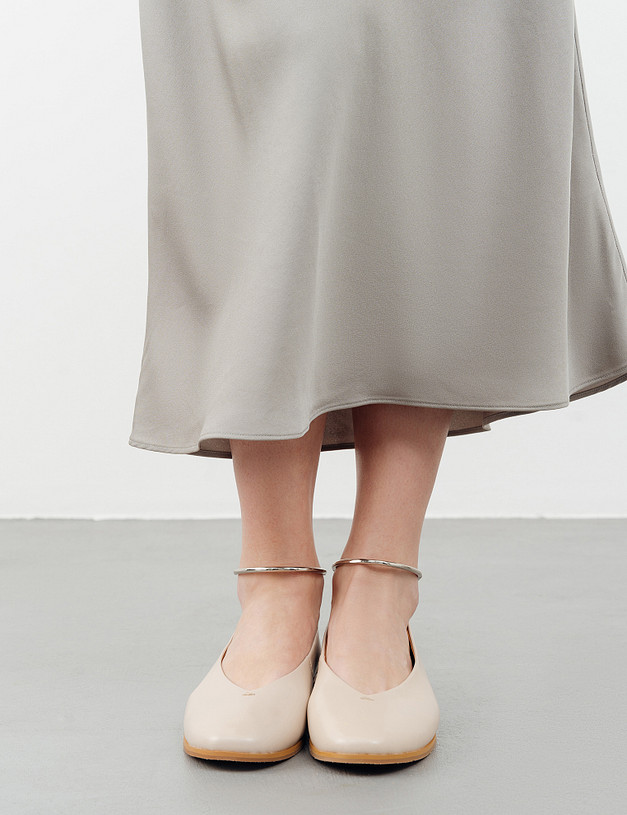 Бежевые женские балетки с металлическим браслетом MASCOTTE 233-4124911-3536M | ракурс 2 Бежевые женские балетки с металлическим браслетом MASCOTTE 233-4124911-3536M | ракурс 2