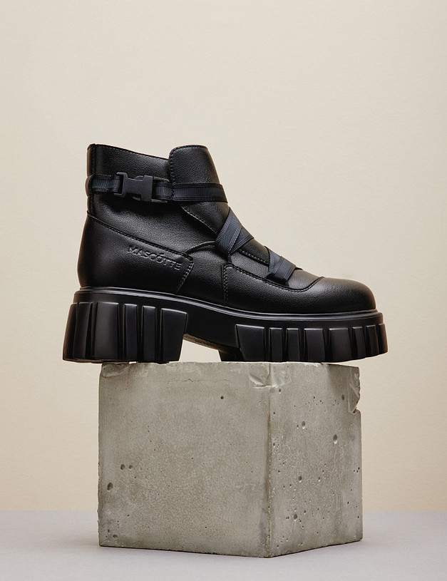 Черные женские ботинки на высокой подошве MASCOTTE 234-224922-0602 | ракурс 1