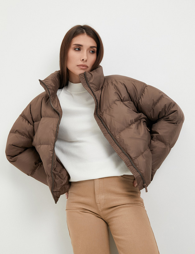 Коричневая женская дутая куртка MASCOTTE 234-3303-2409 | ракурс 3 Коричневая женская дутая куртка MASCOTTE 234-3303-2409 | ракурс 3