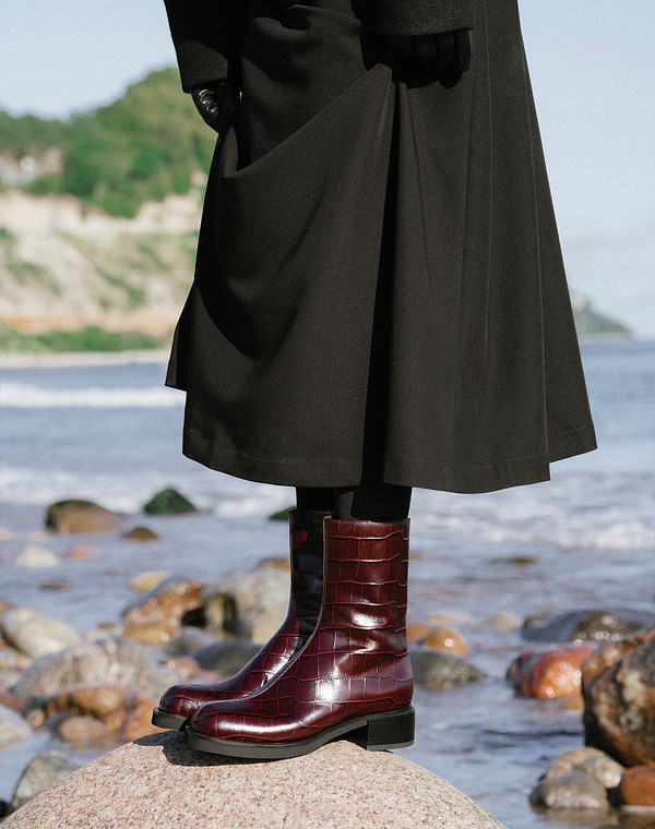 Бордовые женские ботинки с тиснением 8990₽