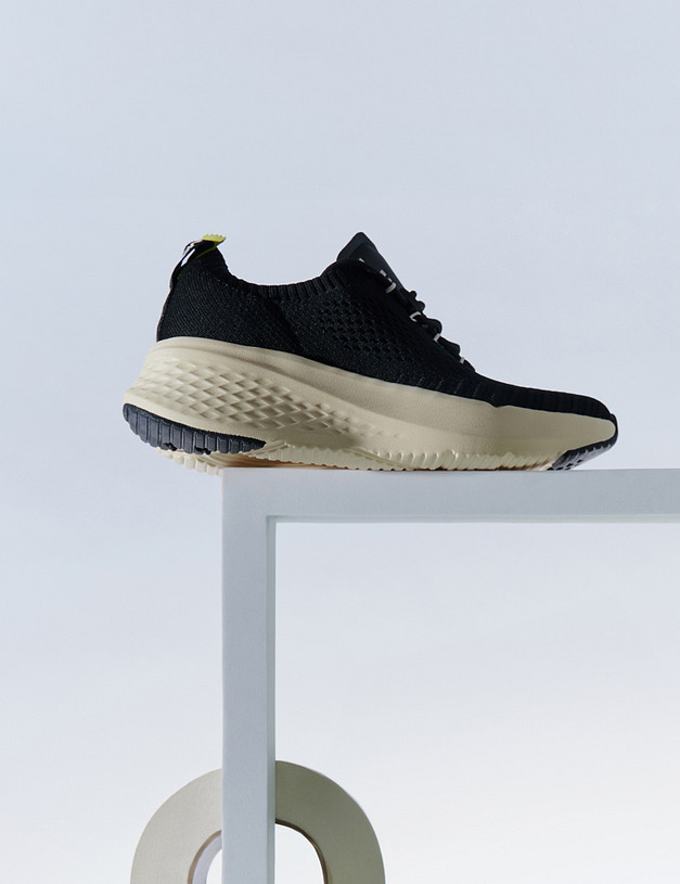 Черные женские  кроссовки из текстиля MASCOTTE 181-411621-0202 | ракурс 1