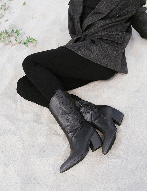 Черные женские казаки MASCOTTE 234-520321-0102 | ракурс 1