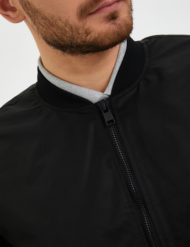 Черный мужской бомбер MASCOTTE 234-3368-2402 | ракурс 6 Черный мужской бомбер MASCOTTE 234-3368-2402 | ракурс 6