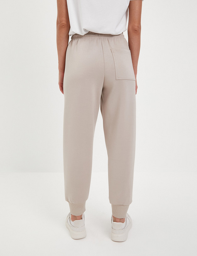 Бежевые женские спортивные брюки MASCOTTE 852-4110-2408 | ракурс 6 Бежевые женские спортивные брюки MASCOTTE 852-4110-2408 | ракурс 6