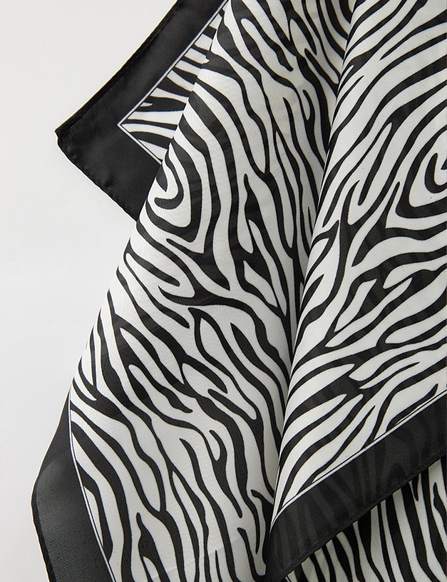 Черный женский платок MASCOTTE 763-3210-2402 | ракурс 3 Черный женский платок MASCOTTE 763-3210-2402 | ракурс 3