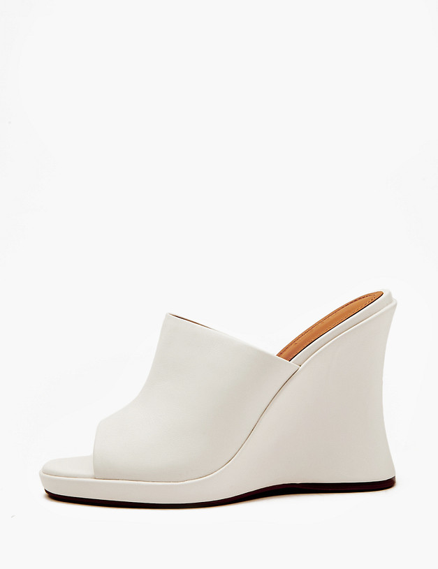 Белые женские мюли на танкетке MASCOTTE 233-412311-0501 | ракурс 3