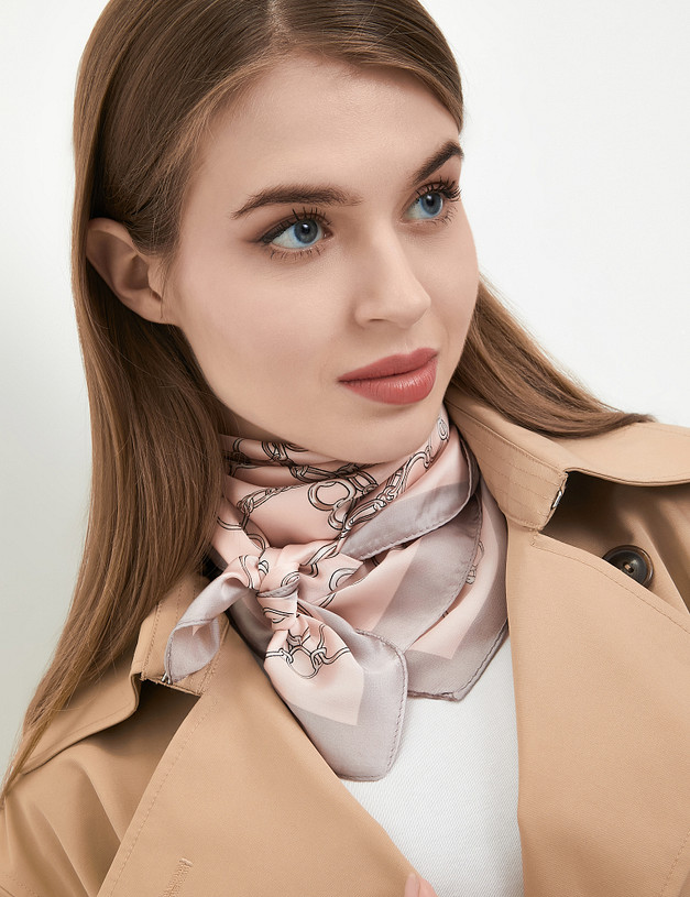 Розовый женский платок с принтом цепей MASCOTTE 763-3211-2406 | ракурс 1 Розовый женский платок с принтом цепей MASCOTTE 763-3211-2406 | ракурс 1