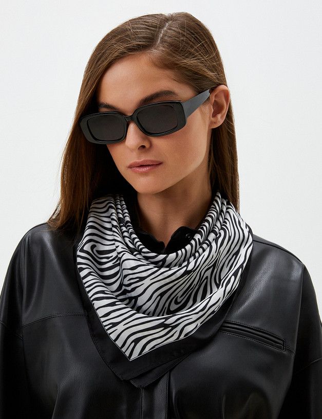 Черный женский платок MASCOTTE 763-3210-2402 | ракурс 4 Черный женский платок MASCOTTE 763-3210-2402 | ракурс 4