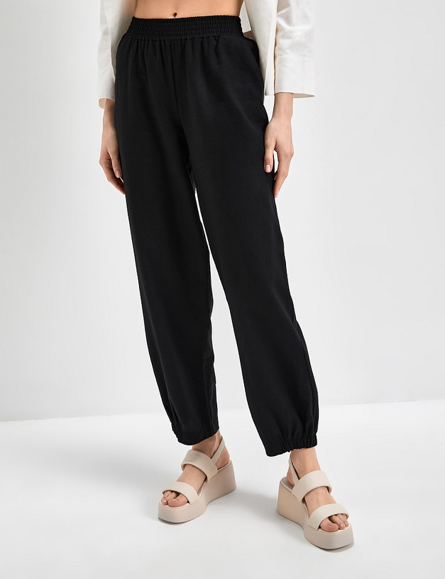 Женские льняные брюки-джоггеры черного цвета MASCOTTE 790-3118-2702 | ракурс 5 Женские льняные брюки-джоггеры черного цвета MASCOTTE 790-3118-2702 | ракурс 5