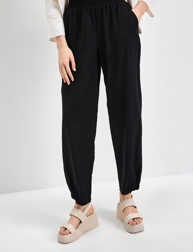 Женские льняные брюки-джоггеры черного цвета MASCOTTE 790-3118-2702 | ракурс 4 Женские льняные брюки-джоггеры черного цвета MASCOTTE 790-3118-2702 | ракурс 4