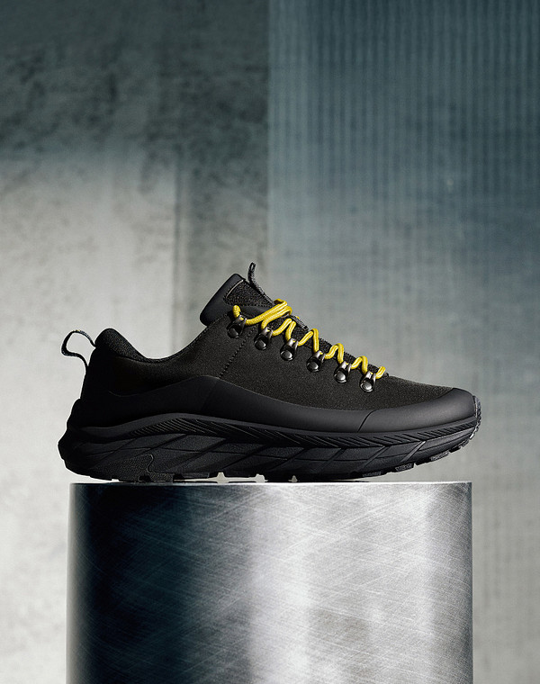 Черные мужские кроссовки с желтыми шнурками 4490₽