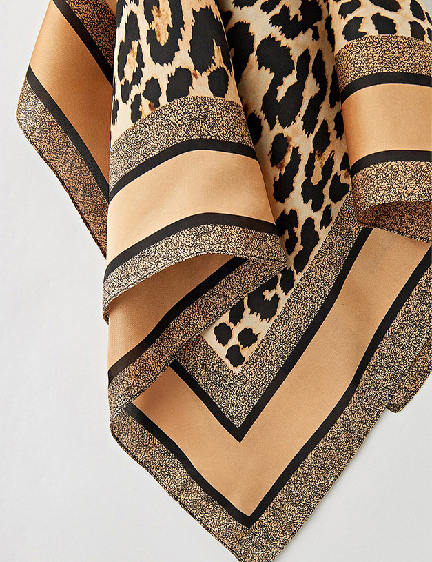 Бежевый женский платок с леопардовым принтом MASCOTTE 763-3203-2488 | ракурс 3