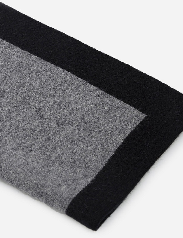 Серый мужской шарф MASCOTTE 766-0215-2402 | ракурс 2 Серый мужской шарф MASCOTTE 766-0215-2402 | ракурс 2