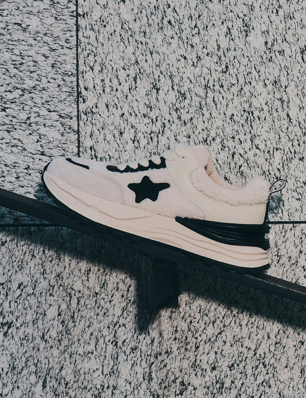 Белые женские кроссовки с черными вставками MASCOTTE 234-324021-0401 | ракурс 1 Белые женские кроссовки с черными вставками MASCOTTE 234-324021-0401 | ракурс 1