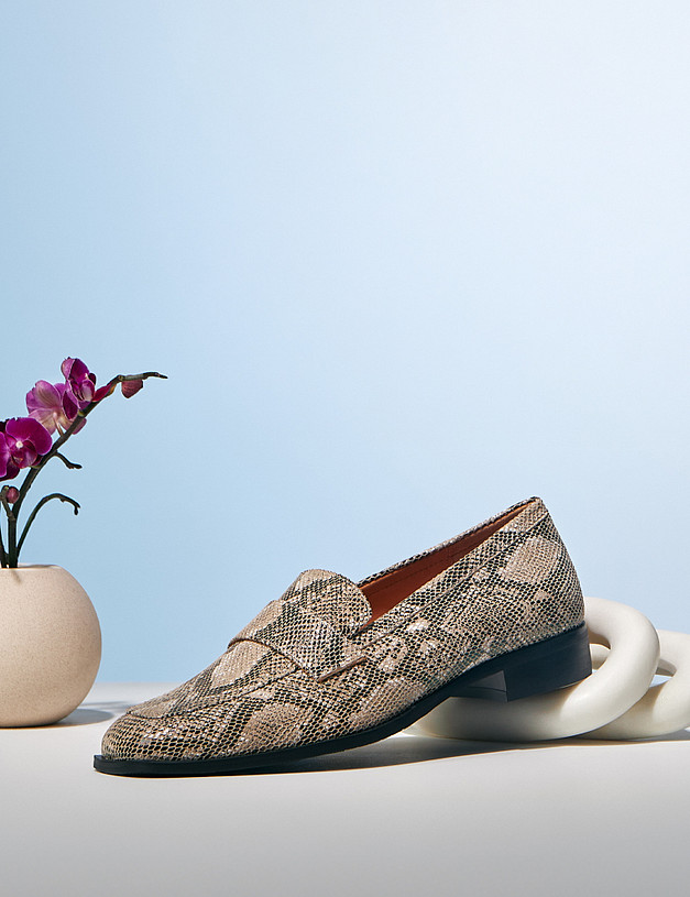 Бежевые женские лоферы со змеиным принтом MASCOTTE 233-514111-5503M | ракурс 1