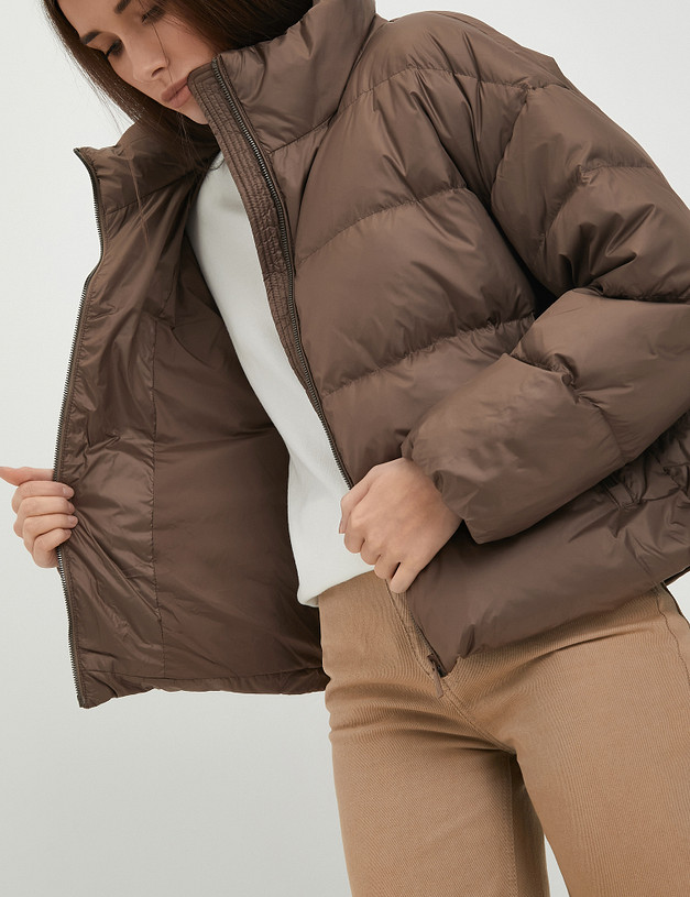 Коричневая женская дутая куртка MASCOTTE 234-3303-2409 | ракурс 1 Коричневая женская дутая куртка MASCOTTE 234-3303-2409 | ракурс 1