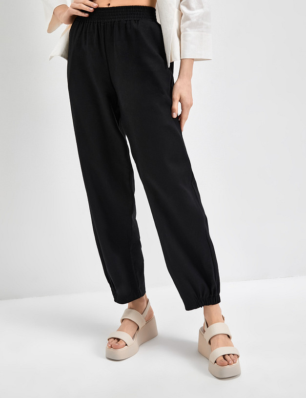 Женские льняные брюки-джоггеры черного цвета MASCOTTE 790-3118-2702 | ракурс 3 Женские льняные брюки-джоггеры черного цвета MASCOTTE 790-3118-2702 | ракурс 3