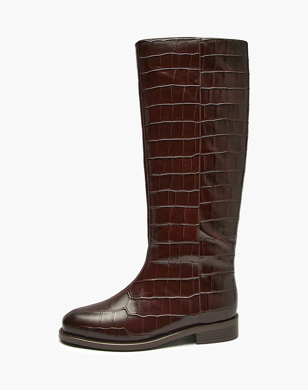 Коричневые женские сапоги с тиснением 15990₽