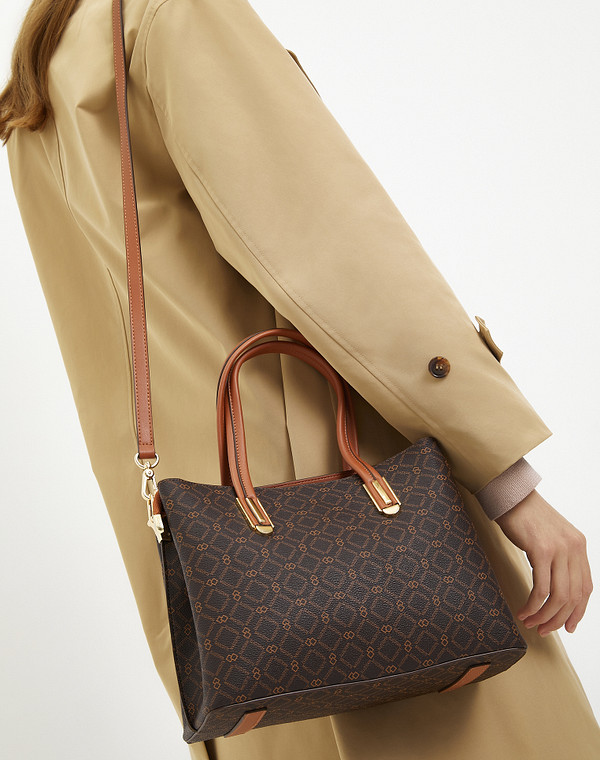 Коричневая женская сумка с фирменным принтом