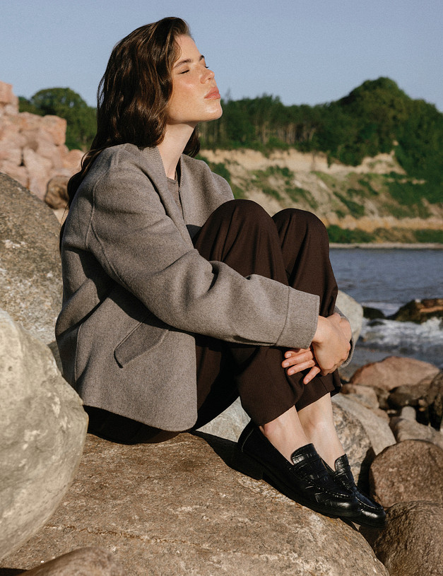 Черные женские лоферы с тиснением MASCOTTE 233-523213-0102 | ракурс 2