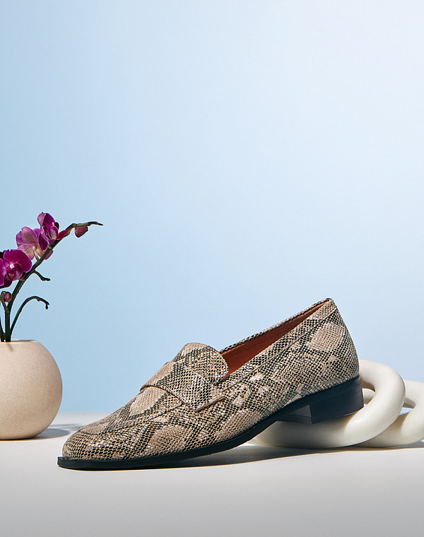 Бежевые женские лоферы со змеиным принтом 5990₽