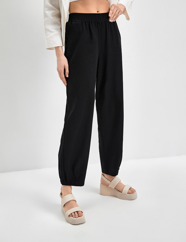 Женские льняные брюки-джоггеры черного цвета MASCOTTE 790-3118-2702 | ракурс 7 Женские льняные брюки-джоггеры черного цвета MASCOTTE 790-3118-2702 | ракурс 7