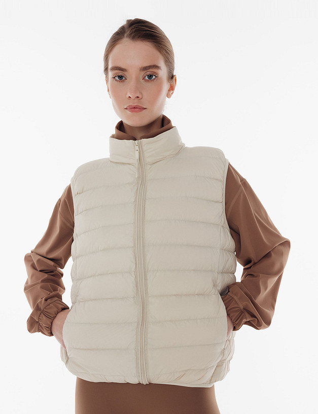 Бежевый женский жилет на молнии MASCOTTE 234-3167-2401 | ракурс 2 Бежевый женский жилет на молнии MASCOTTE 234-3167-2401 | ракурс 2